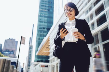 Görme düzeltme okuma için optik gözlük ciddi kadın patron görünümü aşağıda kafein içecek zevk için mola zaman şirket ofisine yol sırasında meslektaşım dan e-posta aldı