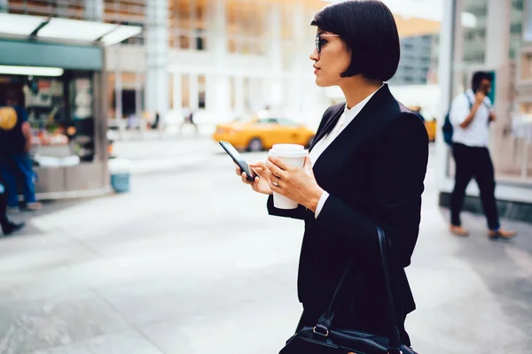 Vista Lateral Mujer Negocios Gafas Pie Descanso Con Café Para — Foto de Stock