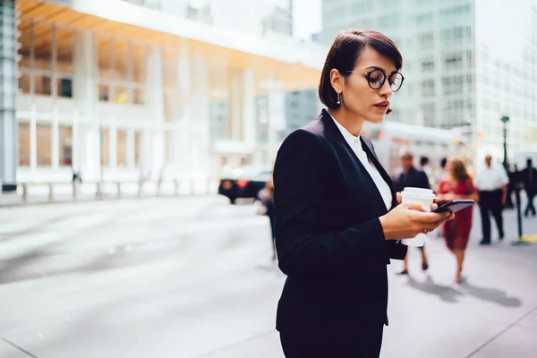 Widok Boku Bizneswoman Okularach Czytania Otrzymała Powiadomienie Smartphone Stojąc Przerwie — Zdjęcie stockowe