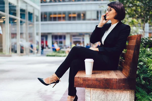 Επιτυχημένη Γυναίκα Επιχειρηματίας Απολαμβάνοντας Smartphone Συνομιλία Φίλο Κατά Διάρκεια Του — Φωτογραφία Αρχείου