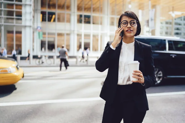 Jonge Vrouwelijke Baas Bellen Naar Operator Service Voor Het Controleren — Stockfoto