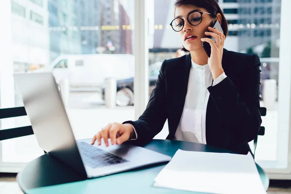 Empleada Seria Traje Elegante Que Busca Información Sobre Empresa Sitio — Foto de Stock