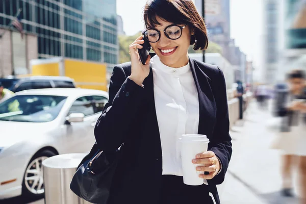 Comerciante Femenina Sonriente Con Éxito Desgaste Formal Sintiéndose Emocionada Las — Foto de Stock