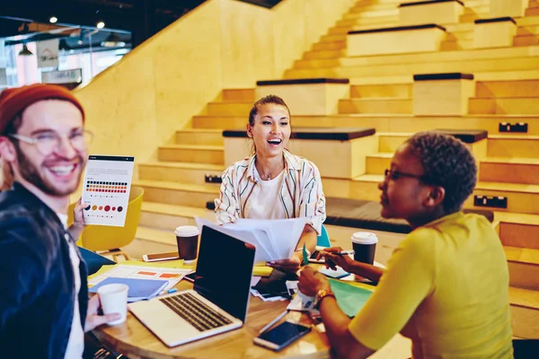 Team Cheerful Young People Casual Wear Having Fun Briefing Meeting — Stock Photo, Image