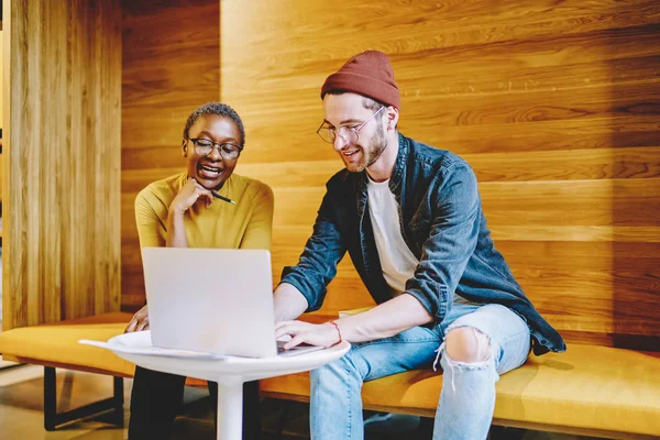 Geschoolde Student Typt Informatie Het Toetsenbord Van Laptop Tijdens Privé — Stockfoto