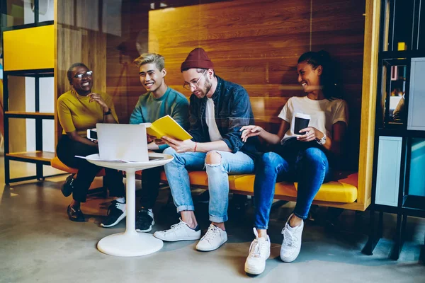 Intelligent Multicultural Hipster Students Dressed Casual Wear Collaborating Each Other – stockfoto