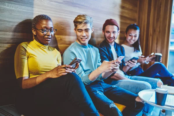 Diversos Jóvenes Vestidos Uso Ocasional Que Tienen Teléfonos Inteligentes Modernos — Foto de Stock