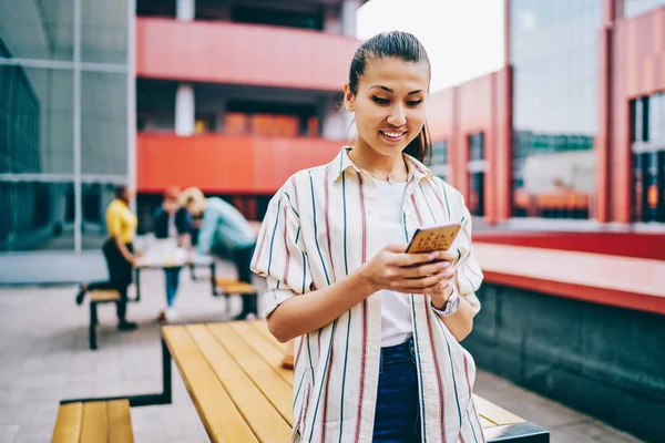 Vidám Japán Hipster Blogger Olvasás Kapott Értesítést Szociális Hálózatok Modern — Stock Fotó