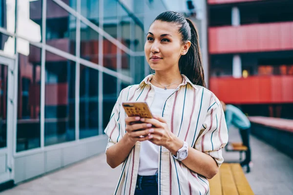 Tänksam Japansk Ung Kvinna Klädd Casual Wear Chatta Online Sociala — Stockfoto