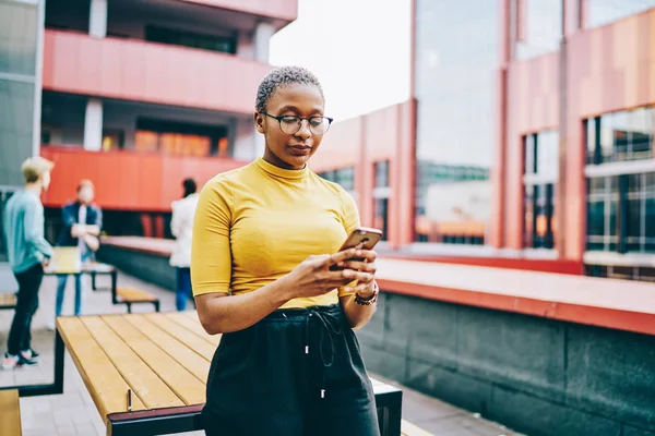 Africká Americká Žena Brýlích Drží Moderní Smartphone Kontrolu Pošty Zařízení — Stock fotografie