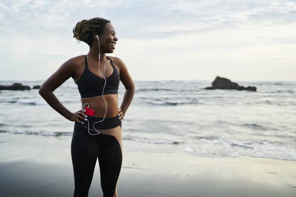 Sportive Czarny Jogger Kobiet Ubrany Aktywnej Odzieży Słuchania Muzyki Słuchawkach — Zdjęcie stockowe