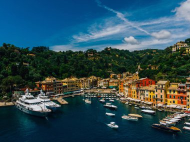 Portofino, ünlü turistik yer denilen güzel pitoresk köy ile deniz koyun havadan görünümü.