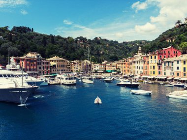 Portofino, ünlü turistik yer denilen güzel pitoresk köy ile deniz koyun havadan görünümü.