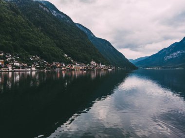 Dağlardaki göl kıyısındaki ünlü Hallstatt kasabasının manzara manzarası. Salzkammergut tatil beldesi UNESCO 'nun koruması altında Hallsttter See, Avusturya Alp Köyü.