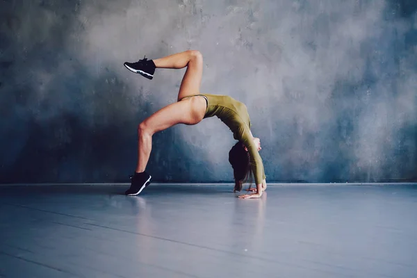 Junge Schöne Frau Macht Stretching Übungen Fitnessstudio Auf Werbewirksamem Grauen — Stockfoto