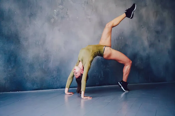 Young Beautiful Talented Female Dancer Trendy Tracksuit Performing New Contemporary — Stock Photo, Image