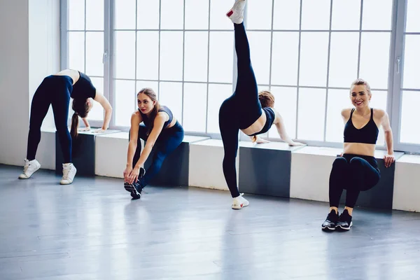 Positive Ragazze Attraenti Abbigliamento Sportivo Tendenza Comunicato Facendo Esercizi Elasticità — Foto Stock