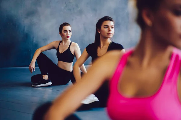 Groep Jonge Gezonde Vrouwen Fitnessstudio Die Oefeningen Doen Vloer Grijze — Stockfoto