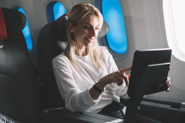 Sorridente Attraente Donna Passeggeri Alla Ricerca Film Guardare Bordo Dispositivo — Foto Stock