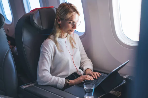 Donne Caucasiche Che Lavorano Sul Freelance Durante Volo Utilizzano Comodo — Foto Stock