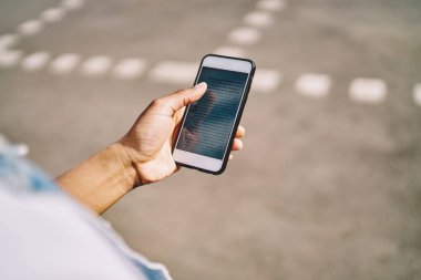 Modern akıllı telefon cihazının el ele tutuşması ve internetteki 4G bağlantısını kullanarak uygulamanın güncellenmesi. Dijital cep telefonu ekranında parmak yazma ve ortam indirme