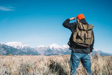 Genç hippi, vahşi doğanın nefes kesici manzarasından zevk alıyor. Ulusal parkı keşfediyor, sırt çantasıyla gezen erkek gezginlerin sırt manzarasını keşfediyor ve dağlarda hedeflerini arıyor.