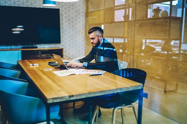 Pensiv Affärsman Klädd Formell Bära Keyboard Information Modern Laptop Enhet — Stockfoto