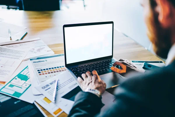 Ausgeschnittene Ansicht Von Menschenhänden Die Informationen Auf Der Tastatur Eines — Stockfoto