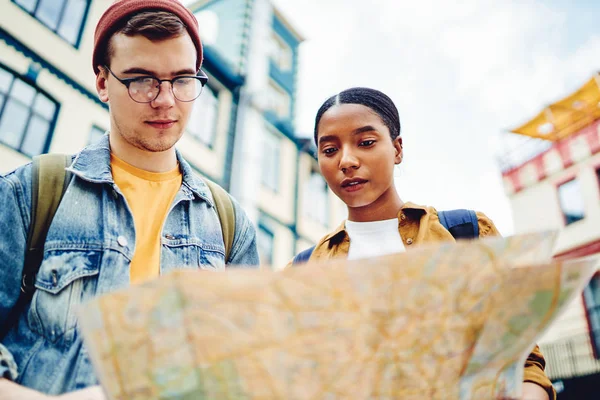 Joven Afroamericana Junto Con Experiencia Caucásica Lectura Turística Mapa Viajes — Foto de Stock