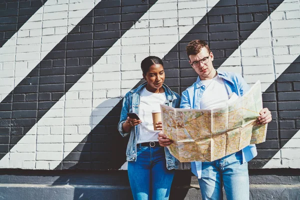 Jóvenes Caucásicos Junto Con Hipster Africoamericano Que Leen Mapa Viaje — Foto de Stock