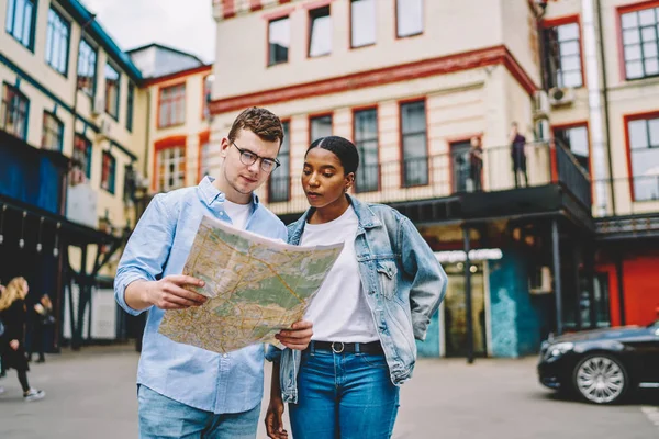 在城市里 非洲裔美国女青年与高加索裔朋友手握地图 在街上寻找正确的路线 多文化情侣在新城市恋爱的旅行 — 图库照片
