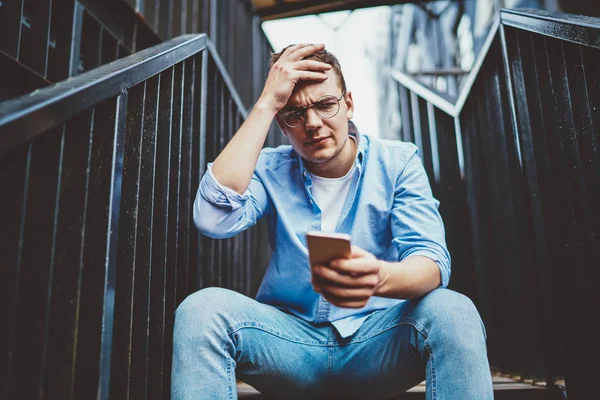 Joven Preocupado Teniendo Teléfono Lectura Correo Electrónico Con Mala Notificación —  Fotos de Stock