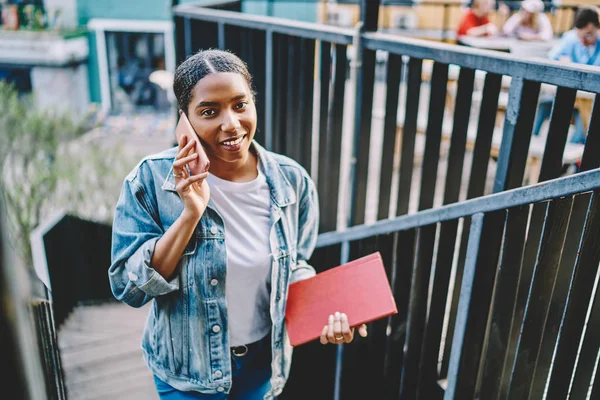 Porträtt Vacker Ung Kvinna Ler Mot Kameran Medan Ringer Smartphone — Stockfoto