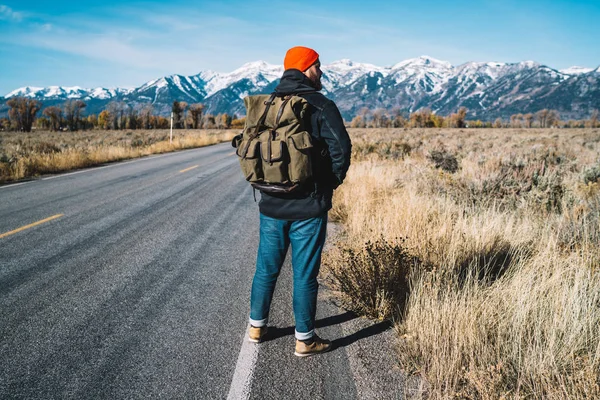 Viajeros Turísticos Con Mochila Camino Medio Naturaleza Vista Atrás Los — Foto de Stock