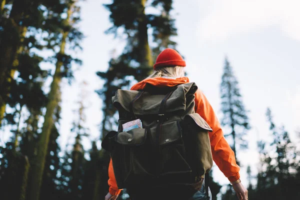 Rückansicht Einer Jungen Touristin Mit Lässigem Rucksack Für Die Erkundung — Stockfoto