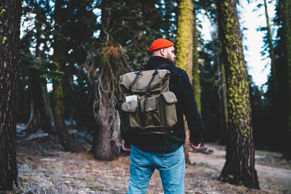 Visão Traseira Jovem Viajante Masculino Com Mochila Turística Olhando Para — Fotografia de Stock