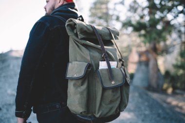 Turistik sırt çantasıyla turistik gezintiye çıkmış spor meraklısı bir adamın milli parktaki ormanda dolaşması, Kafkasyalı erkek kaşifin dağlarda vahşi doğa yürüyüşleri yapması, aktif bahar haftasonları boyunca dağlarda dolaşması.