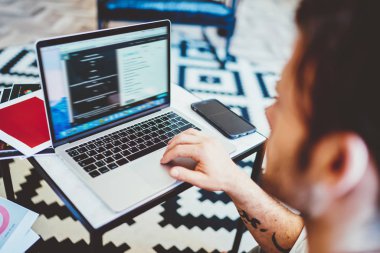 Bilgisayardaki ücretsiz kablosuz internet, kablosuz internet ve iletişim konseptine bağlı içerik web sitesindeki teknolojinin kullanımıyla ilgili çevrimiçi arama bilgilerinin kırpılmış görüntüsü