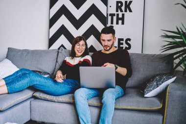 Kafkasyalı bir adam internet sitesinde dizüstü bilgisayarla bilet alıyor kız arkadaşıyla rahat bir koltukta oturuyor internet bağlantısını kullanıyor, aşık bir çift kanepede dinlenirken bilgisayardan alışveriş yapıyor.