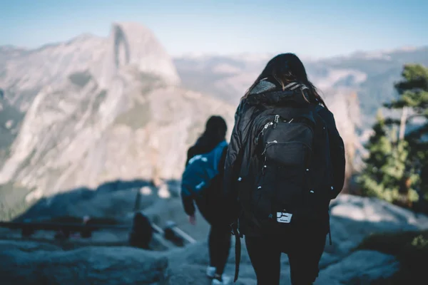 Dos Senderistas Pasan Las Vacaciones Primavera Visitando Las Montañas Cima — Foto de Stock
