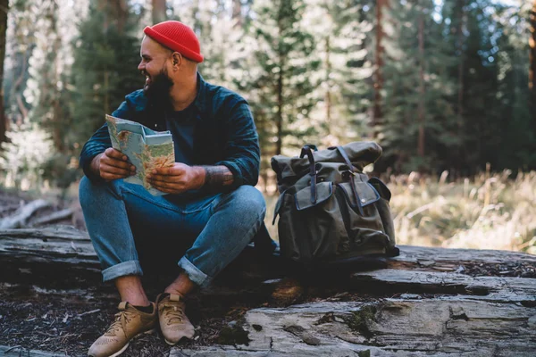 Viajante Masculino Feliz Sorrindo Ambiente Natural Enquanto Descansa Madeira Log — Fotografia de Stock