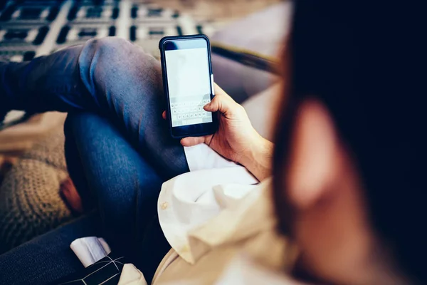 Visão Traseira Equilíbrio Bancário Verificação Masculina Telefone Móvel Conectado Internet — Fotografia de Stock