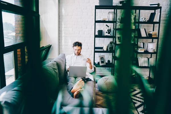 Homem Sério Usando Computador Portátil Fazendo Pagamento Line Transação Enquanto — Fotografia de Stock