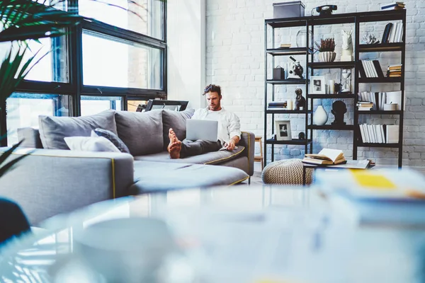 Millennial Man Liggend Bank Met Laptop Computer Besteden Tijd Voor — Stockfoto