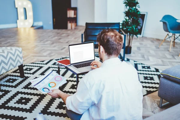 Vue Dos Homme Assis Sur Plancher Avec Appareil Portable Avec — Photo