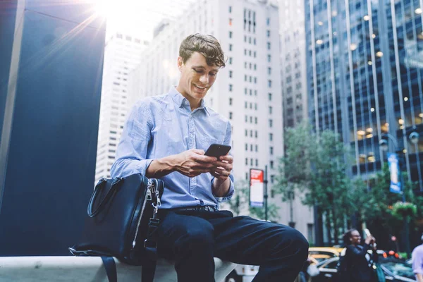 Jóvenes Empresarios Que Reciben Mensajes Texto Por Teléfono Inteligente Mientras — Foto de Stock