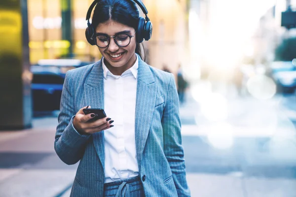 Cheerful Female Listening Music Headphones While Walking City Street Relaxing — Stock Photo, Image