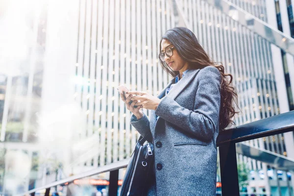 Anos Idade Empresária Livre Centro Cidade Enquanto Usa Telefone Celular — Fotografia de Stock