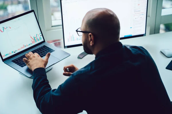 Cierre Vista Los Hombres Concentrados Estudiando Gráficos Financieros Haciendo Que — Foto de Stock