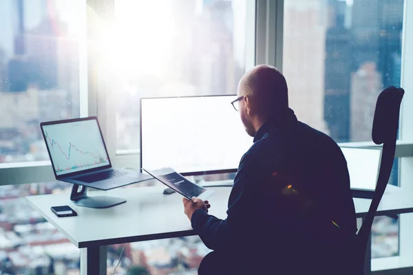 Zakenman Bestudeert Financiële Markt Mogelijke Risico Winsten Berekenen Mannelijke Econoom — Stockfoto